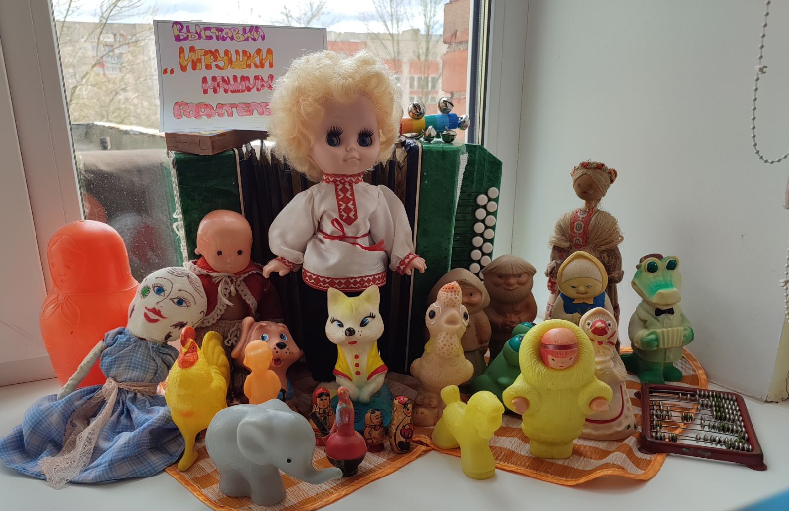 В детском саду прошла выставка "Игрушки наших родителей, дедушек и бабушек"